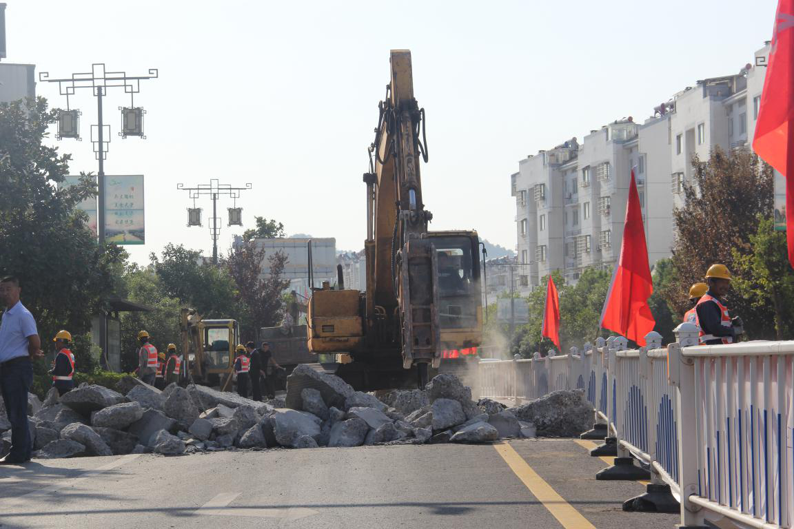 機械進(jìn)場(chǎng)