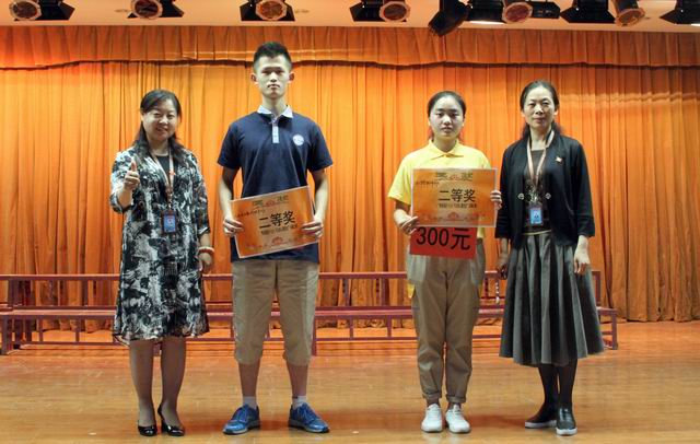 調整大小 11、蘇曉紅主任和張榮霞主任給獲得二等獎的代表隊頒獎.jpg