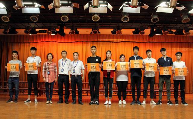 調整大小 13、楊繼強書(shū)記、李波書(shū)記和沈群書(shū)記給獲得優(yōu)秀獎的代表隊頒獎.jpg