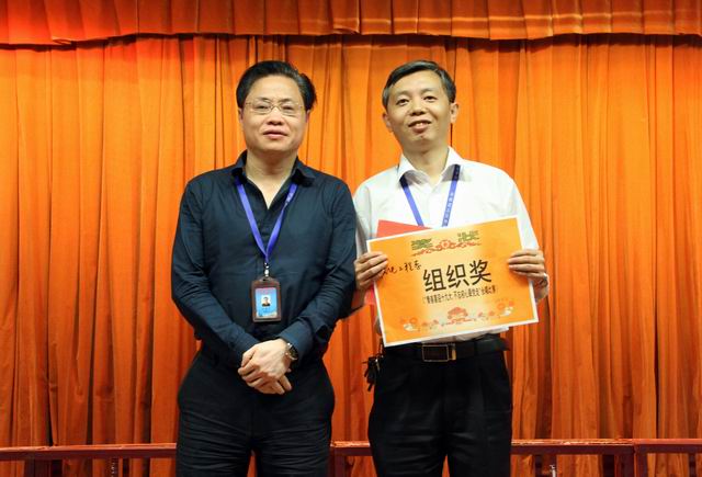 調整大小 9、任建設副院長(cháng)給機電工程系頒發(fā)組織獎.jpg