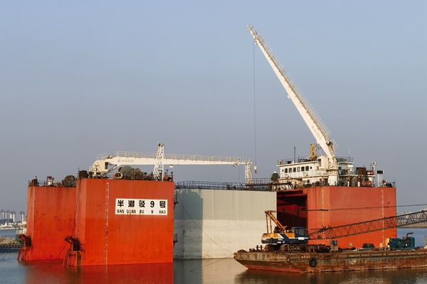 1672123590402152.jpg 沉箱下潛.jpg