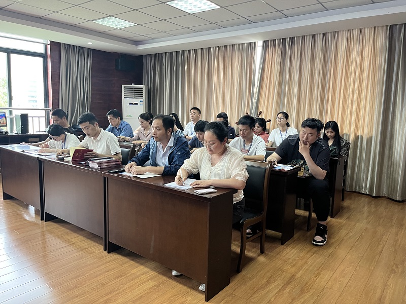 參會(huì )人員.png