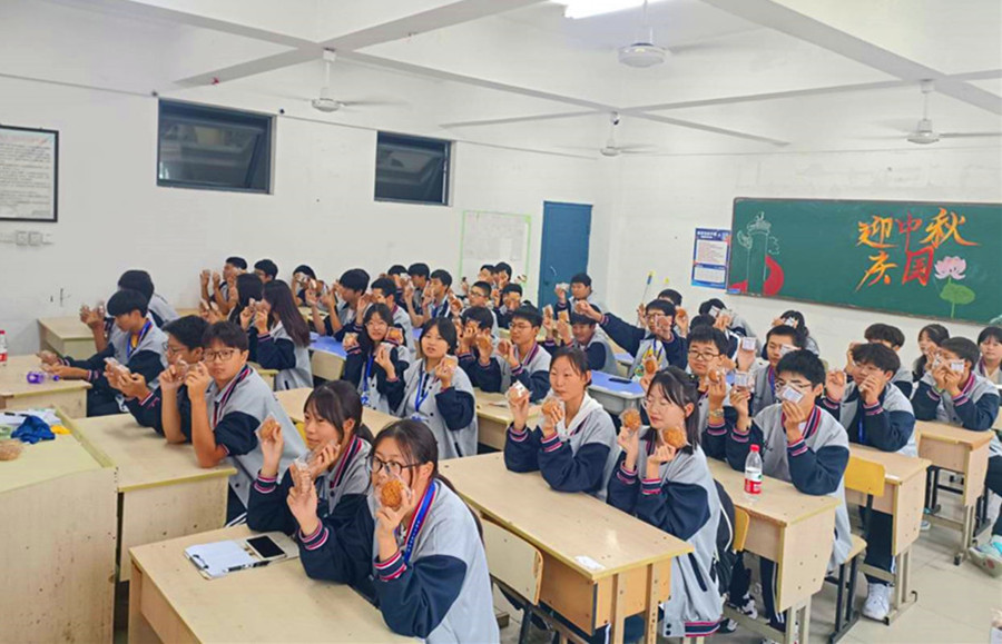 2023級工程造價(jià)3+2(2)班 中秋月餅照片.jpg 2023級工程造價(jià)3+2(2)班 中秋月餅照片.jpg