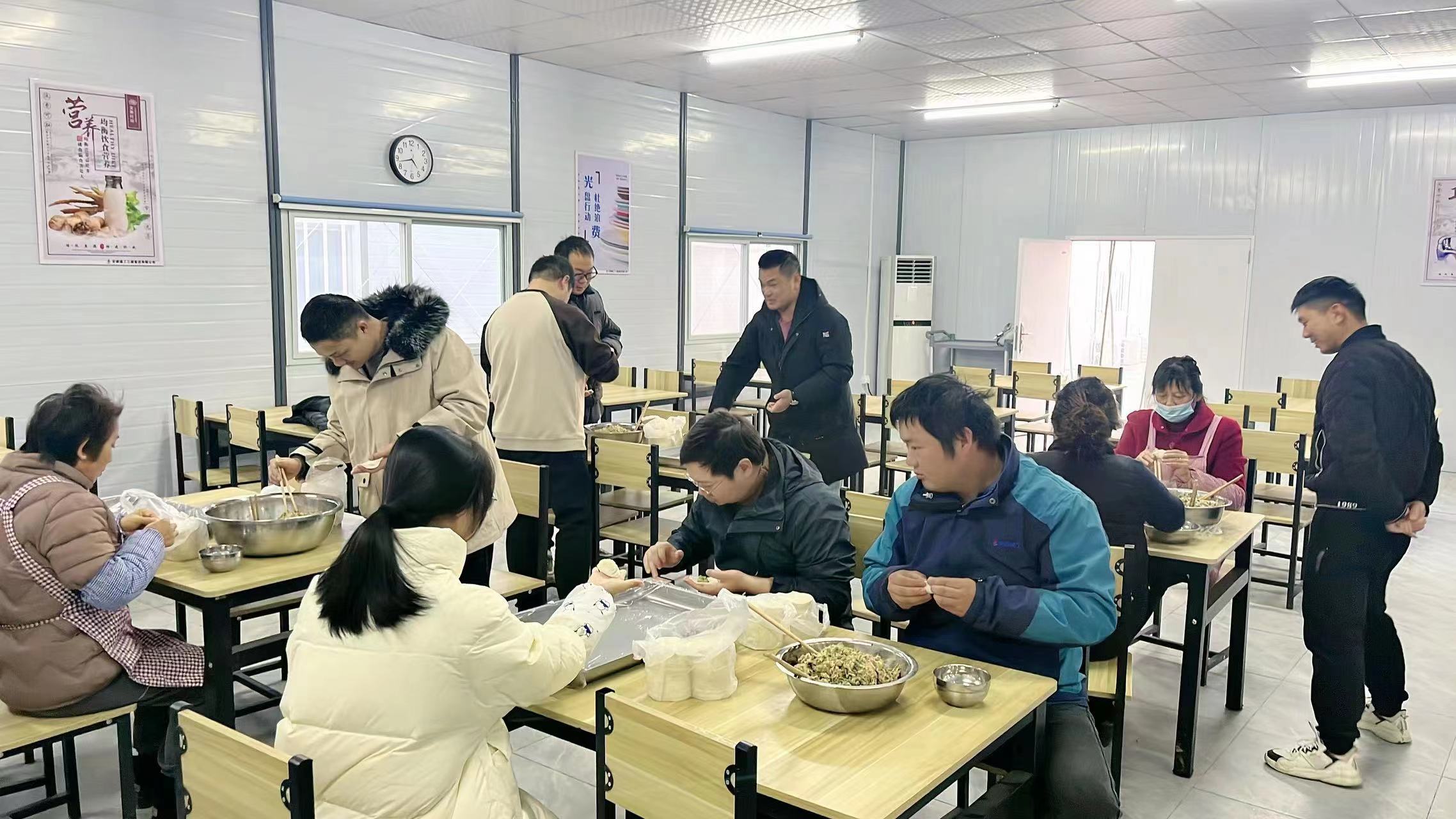云河灣項目其樂(lè )融融，大家一起吃冬至餃子，準備了餃子皮40多斤、肉40多斤、蔬菜若干，下午不忙的同志一起包餃子大約有20多人，黨員同志4人，晚上聚餐大約40人。.jpg