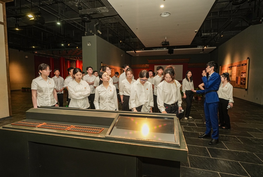 5. 參觀(guān)名人館2.JPG